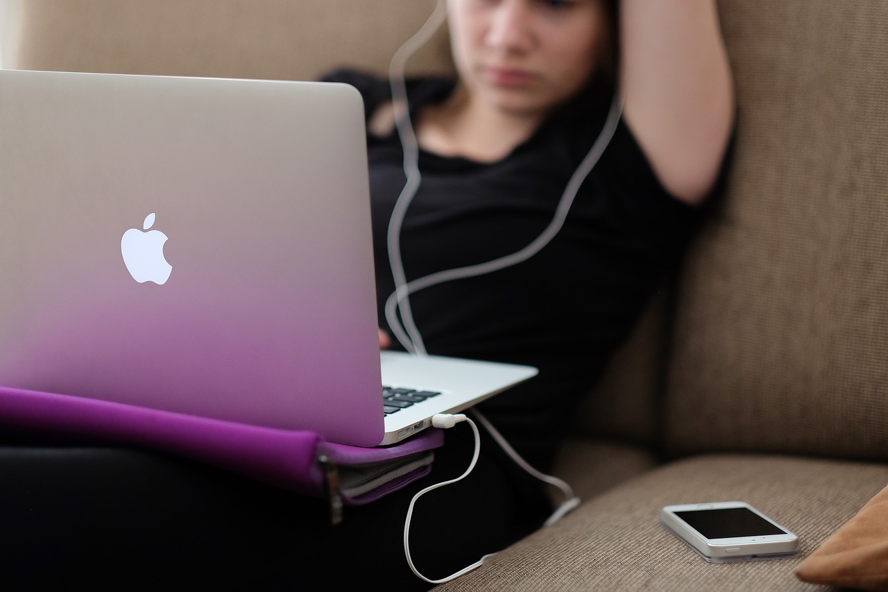Apple Onlineshop Junge Frau mit MacBook Air