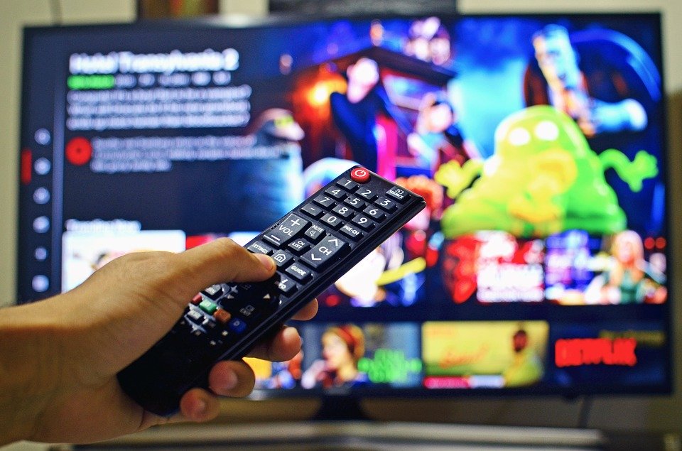 MediaMarkt Home Entertainment Flatscreen-Fernseher und Fernbedienung