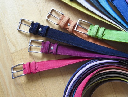 Taschen, Gürtel und Tücher bei Deichmann