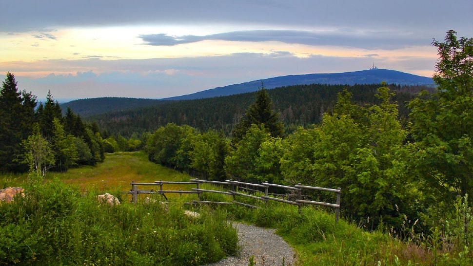 Wandern im Harz: der Brocken im Hintergrund Wandern im Harz: der Brocken im Hintergrund