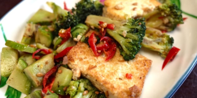 Tofu gehört zum bekanntesten Fleischersatz Tofu gehört zum bekanntesten Fleischersatz