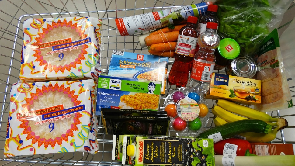 Nur auf die wesentlichen Produkte konzentrieren Der Einkaufswagen ist gut gefüllt, das Portemonnaie dann nicht mehr