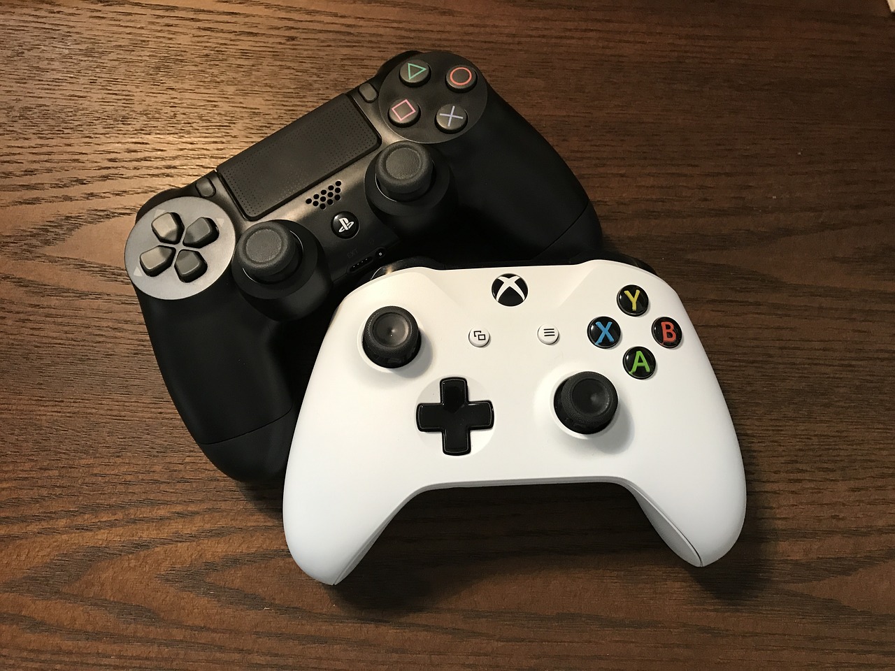 Rakuten.de Gaming-Zubehör Zwei Konsolen-Controller auf Tisch