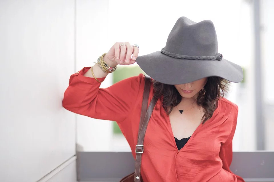 Damenmode Orsay Frau mit Bluse und Hut