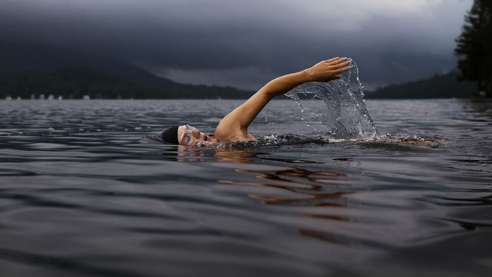 Rückensport Schwimmen Schwimmen ist gut für das Rückentraining