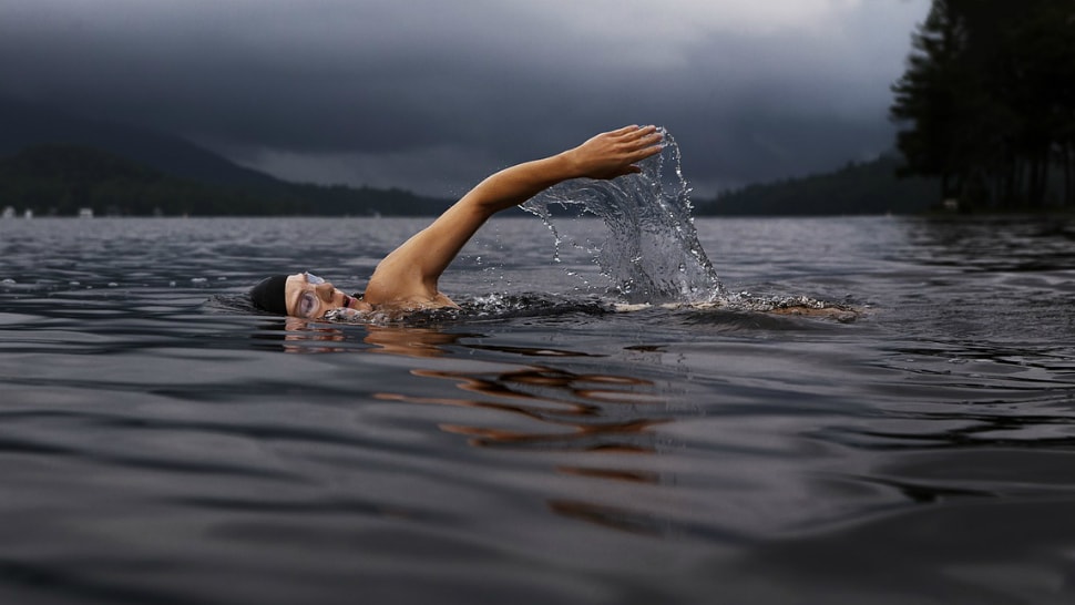 Fitness Tracker können oft auch im Wasser verwendet werden.