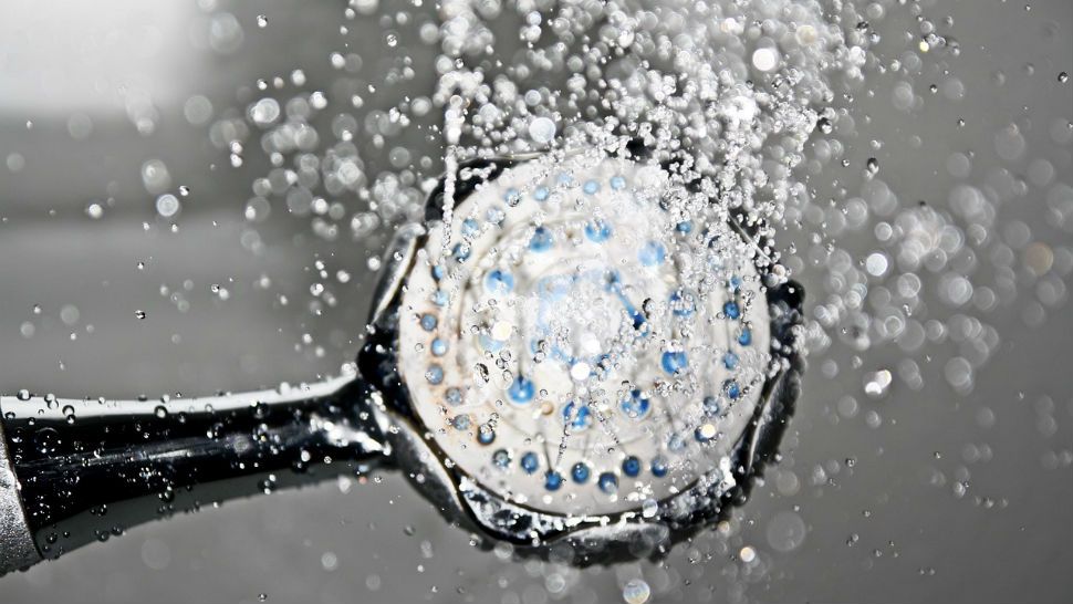 Ein wassersparender Duschkopf spart bares Geld.