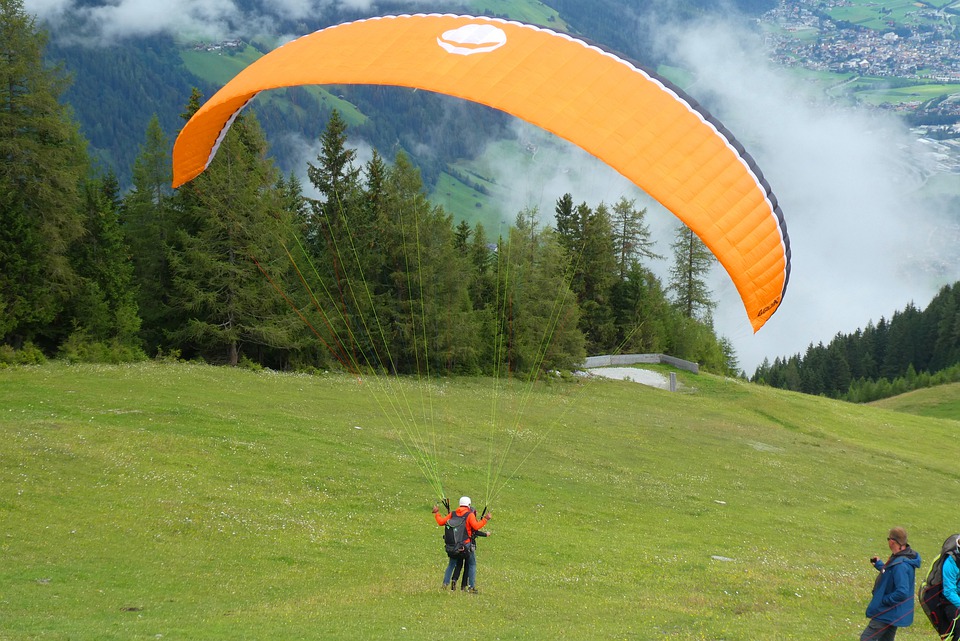 mydays Paragliding und Fallschirmsprung schenken Tandem-Paraglider auf Wiese