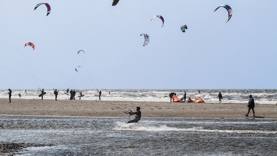 Aktivurlauber an einem Strand in Deutschland Aktivurlauber an einem Strand in Deutschland
