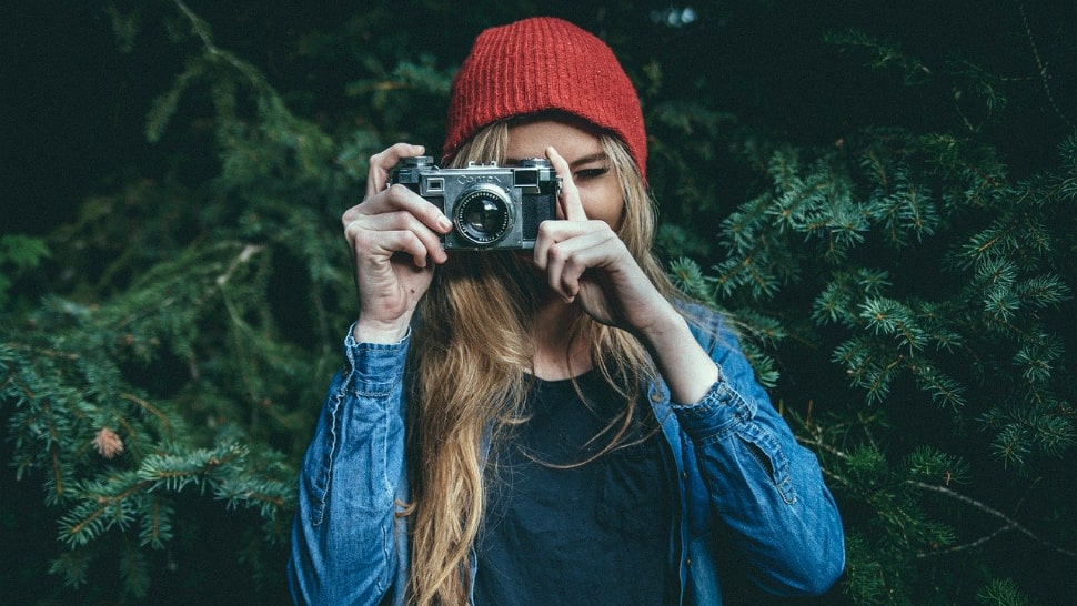 Fotografierende Frau Fotokamera Reisegepäckversicherung